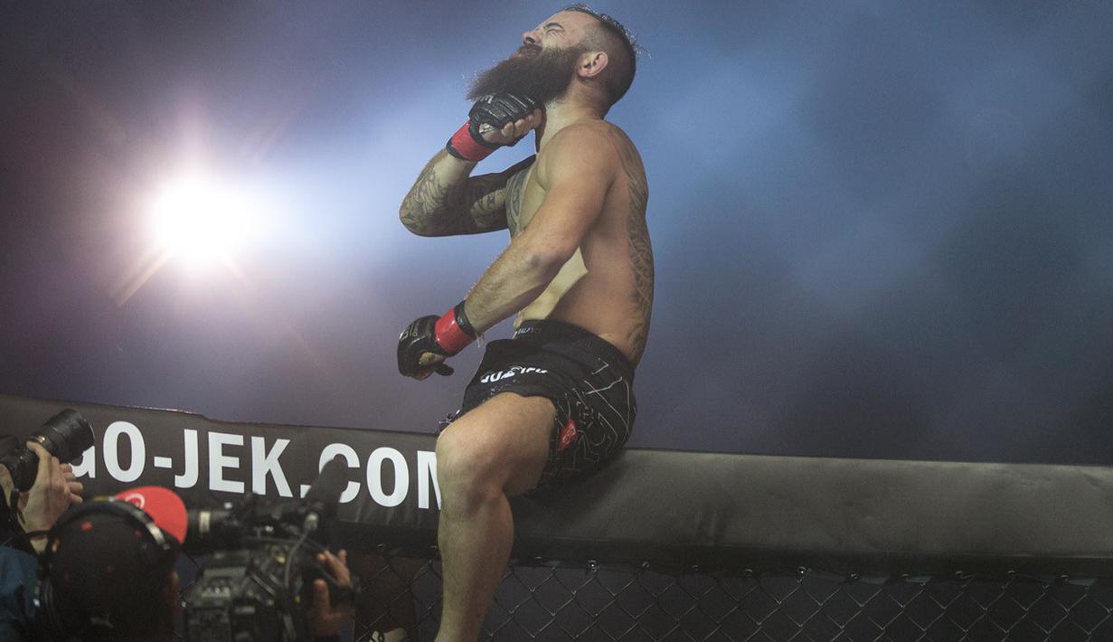 Selebrasi kemenangan Anthony Engelen petarung bebas Belanda atas Sami Amin di laga tarung bebas MM bertajuk One Championship yang diselenggarakan di JCC Jakarta Sabtu (27/8/2016).