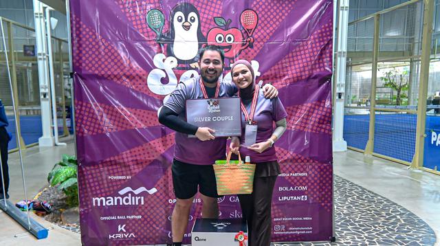 SEHAT RUKUN PLAYSTIVAL #1: Tim KETOPRAK KARET DUA (Bram & Debie) sebagai Juara 2 atau Silver Couple. (Bola.com/Dok. Sehat Rukun)