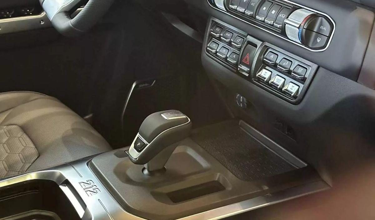 Terdapat banyak tombol di konsol tengah yang meliputi differential lock, mode berkendara, pengaturan AC, tombol hill descent control, serta pengatur mode penggerak (2H, 4H, dan 4L)