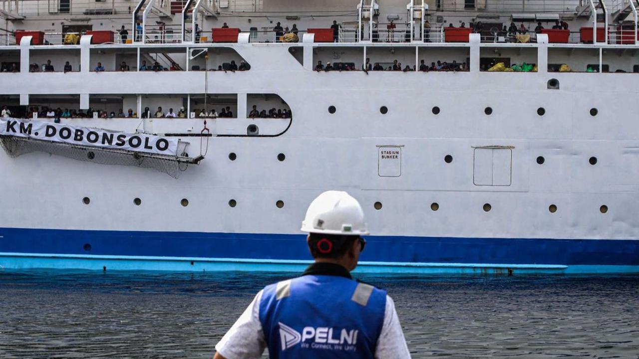 KM Dobonsolo rute Semarang-Jakarta yang membawa ribuan pemudik bersiap untuk bersandar di Pelabuhan Tanjung Priok, Jakarta Utara, Minggu (14/4/2024). Para penumpang KM Dobonsolo ini merupakan peserta mudik gratis yang diadakan Kementerian Perhubungan.&nbs
