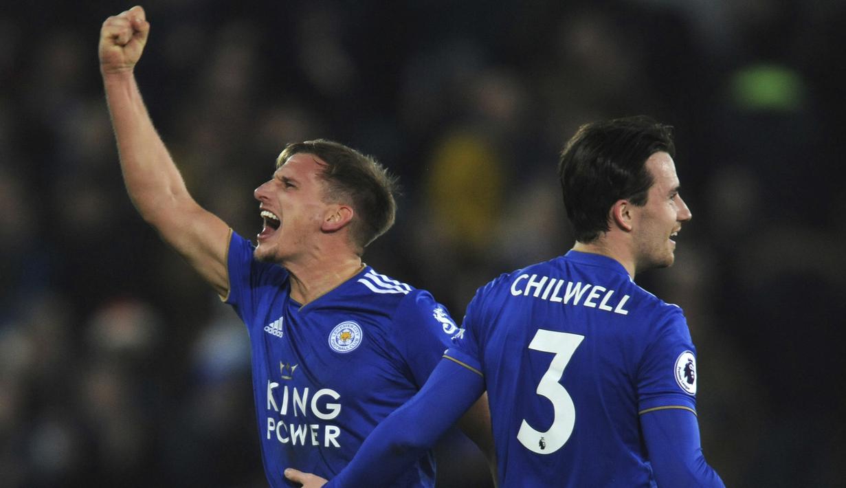 Pemain Leicester City, Marc Albrighton, melakukan selebrasi usai membobol gawang Manchester City pada laga Premier League di Stadion King Power, Rabu (26/12). (AP/Rui Vieira)