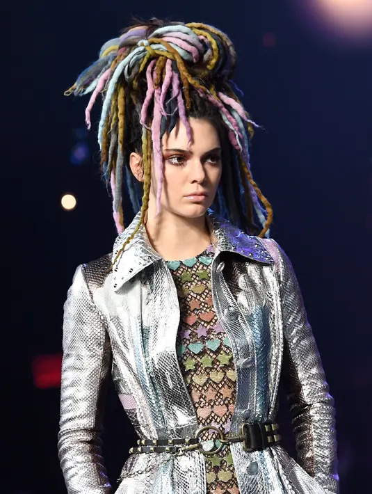 Wanita berusia 21 tahun ini selalu berani mencoba hal-hal baru dengan dirinya. Bermaksud ingin tampil cantik di muka publik, namun Kendal pun juga merasa khawatir jika nanti ada yang tak suka dengan penampilannya. (AFP/Bintang.com)