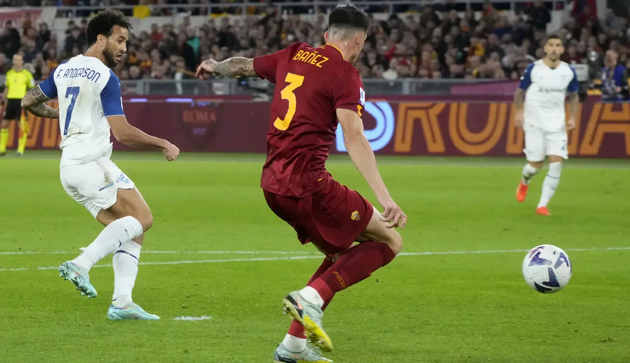 Lazio berhasil memecah kebuntuan pada menit ke-29. Felipe Anderson berhasil menceploskan bola lewat kaki kirinya dan menghujam pojok bawah gawang Roma yang dikawal oleh Rui Patricio. (AP/Gregorio Borgia)