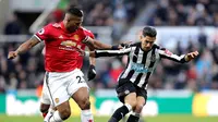 Bek Manchester United, Antonio Valencia, berebut bola dengan pemain Newcastle United, Ayoze Perez, pada laga lanjutan Premier League, di Stadion St James Park, Minggu (11/2/2018). (AP/Owen Humphreys).