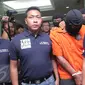 Tersangka pembunuhan bocah yang ditemukan tewas didalam kardus di Kalideres, Agus alias A, dibawa petugas untuk dihadirkan di hadapan media dalam jumpa pers di Polda Metro Jaya, Jakarta, Sabtu (10/10/2015). (Liputan6.com/Angga Yuniar)