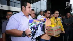 Koordinator GMPG, Ahmad Doli Kurnia (kedua kanan) usai menyerahkan surat dukungan kepada KPK di Jakarta, Selasa (7/11). Aksi tersebut untuk pengusutan korupsi KTP Elektronik yang merugikan negara sebesar Rp2,3 triliun. (Liputan6.com/Helmi Fithriansyah)