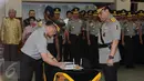 Kapolri Jenderal Pol Tito Karnavian (kiri) menandatangani nota jabatan Komjen Pol Syafruddin sebagai Wakapolri di Mabes Polri, Jakarta, Sabtu (10/9). Komjen Pol Syafrudin menggantikan Budi Gunawan yang menjadi Ka BIN . (Liputan6.com/Helmi Fithriansyah)