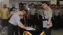 Kapolri Jenderal Pol Tito Karnavian (kiri) menandatangani nota jabatan Komjen Pol Syafruddin sebagai Wakapolri di Mabes Polri, Jakarta, Sabtu (10/9). Komjen Pol Syafrudin menggantikan Budi Gunawan yang menjadi Ka BIN . (Liputan6.com/Helmi Fithriansyah)