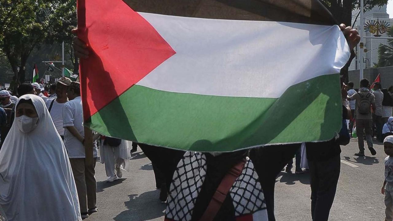 FOTO: Kecam Serangan Israel di Jalur Gaza, Ribuan Orang Ikuti Aksi Bela Palestina di Kedubes AS