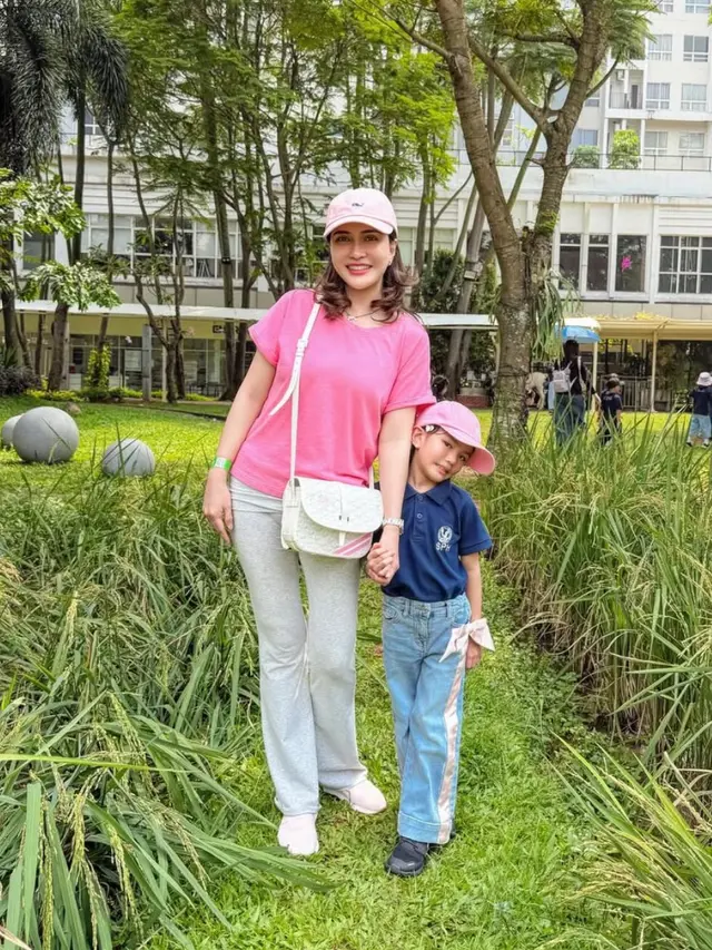 OOTD Shandy Aulia saat Temani Putrinya Field Trip Sekolah. [@shandyaulia]