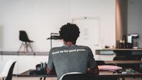 Ilustrasi motto hidup. (Photo by Mika Baumeister on Unsplash)