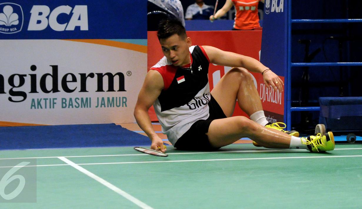 Ganda campuran Indonesia, Riky Widianto terjatuh saat laga melawan pemain Tiongkok Zhang Nan/Zhao Yunei di 16 besar BCA Indonesia Open 2016, Jakarta, Kamis (2/6/2016). Riky/Richi kalah 21-18, 16-21, 13-21. (Liputan6.com/Helmi Fithriansyah)