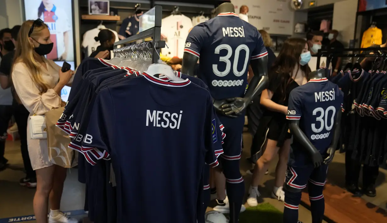 Jersey bertuliskan nama Lionel Messi digantung di toko resmi Paris Saint-Germain (PSG) di Paris, Rabu (11/8/2021). Penjualan jersey PSG dengan nama Messi dan nomor punggung 30 laris manis, bahkan rela antre panjang. (AP Photo/Francois Mori)