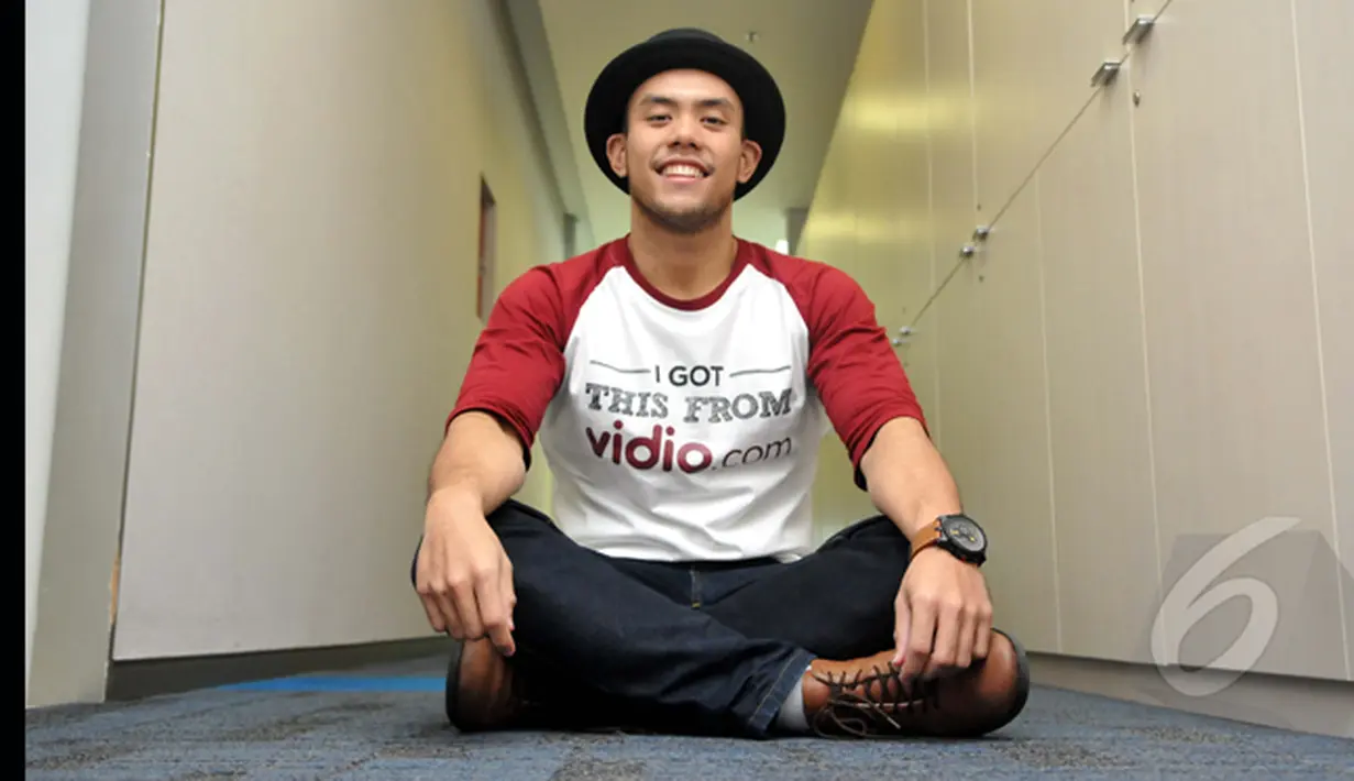 Untuk mengurangi rasa hausnya karena program dietnya itu, Eros rajin sikat gigi. Dalam sehari ia bisa tujuh kali sikat gigi. Foto diambil di Jakarta, Selasa (27/1/2015). (Liputan6.com/Panji Diksana)