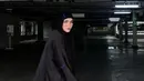 Sivia mengenakan kerudung hitam bergambar bulan sabit biru senada dengan abaya yang dijadikan outer, dipadukan celana hitam dan sneakers Nike biru.  [@siviazizah]