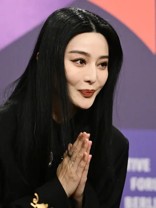 Aktris China Fan Bingbing saat jumpa pers dan premier film terbarunya Green Night yang digelar di Berlinale Internatioval Film Festival 2023, Kamis (23/2/2023). Film Green Night menandai comeback Fan Bingbing ke layar lebar setelah skandal pajak yang dialaminya pada Juli 2018. (Tobias SCHWARZ / AFP)