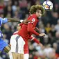 Duel pemain Brighton, Gaetan Bong (kiri0 dengan pemain Manchester United, Marouane Fellaini pada lanjutan Premier League di AMEX Stadium, Brighton, (4/5/2018). MU kalah 0-1 dari Brighton. (Gareth Fuller/PA via AP)