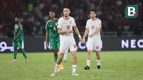 Aksi Ivar Jenner saat Timnas Indonesia menjamu Timnas Arab Saudi dalam lanjutan putaran ketiga Kualifikasi Piala Dunia 2026 di Stadion Utama Gelora Bung Karno, Jakarta, Selasa (19/11/2024). (Bola.com/Abdul Aziz)