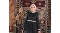 Artis dan influencer berkontribusi positif terhadap perkembangan industri fashion muslim di Indonesia. Tren styling busana dan hijab sering lahir dari mereka. (Foto: Dok. Tim Inke Maris)