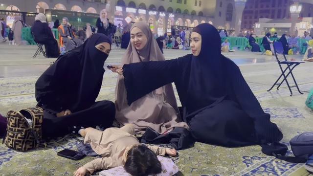 Ria Ricis dan Teuku Ryan Umroh