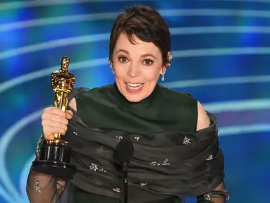 Olivia Colman memberikan pidato kemenangan di atas panggung perhelatan Oscar 2019 di Dolby Theatre, Los Angeles, Minggu (24/2). Olivia Colman meraih piala Oscar 2019 sebagai Aktris Pemeran Utama Terbaik di film The Favourite. (VALERIE MACON / AFP)