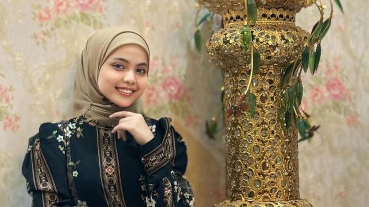 7 Potret Putri Isnari Kenakan Hijab dan Cadar, Kecantikan Memancar Banjir Pujian hingga Doa