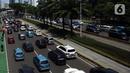Kepadatan arus lalu lintas di Jalan Sudirman-Thamrin pada jam makan siang, Jakarta, Kamis (15/12/2022). Pemerintah berencana untuk mengucurkan insentif kendaraan listrik di Indonesia, insentif mobil listrik sebesar Rp 80 juta dan motor listrik Rp 8 juta. (merdeka.com/Imam Buhori)