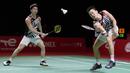 Meskipun kalah, perjuangan Marcus Fernaldi Gideon/Kevin Sanjaya Sukamuljo di final BWF World Tour Finals 2021 sudah sangat luar biasa. Bayangkan setelah kalah 16-21 di gim pertama, mereka tampil dominan pada gim kedua dan menutupnya dengan kemenangan 21-13. (AP Photo/Dita Alangkara)