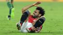 Striker Mesir, Mohamed Salah mengerang kesakitan usai dijatuhkan pemain Senegal dalam laga final Piala Afrika 2021 di Stade d'Olembe, Yaounde, Kamerun (6/2/2022). (AFP/Kenzo Tribouillard)