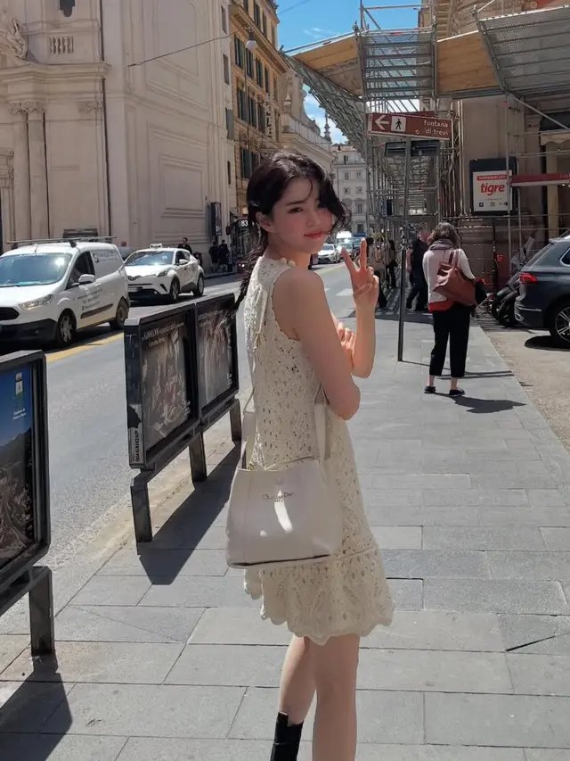 Han So Hee hadir di acara Dior, Roma. [@xeesoxee]