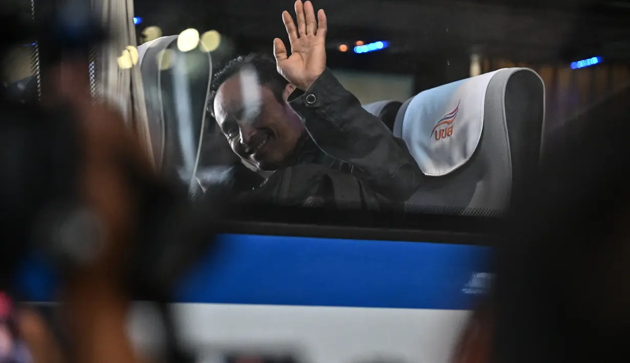 Penerbangan pertama warga negara Thailand yang melarikan diri dari konflik antara Israel dan kelompok militan Palestina, Hamas, mendarat di Bangkok pada hari Kamis. (Lillian SUWANRUMPHA / AFP)
