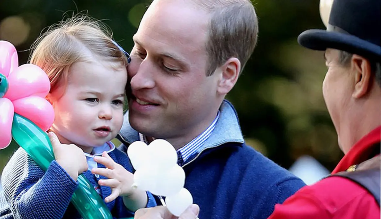 Di pelukkan sang ayah, Charlotte terlihat sangat menyukai balon bunganya itu. Putri pangeran William dan Ratu Kate Middleton ini dengan senyum mungilnya terlihat sangat senang memiliki balon tersebut.