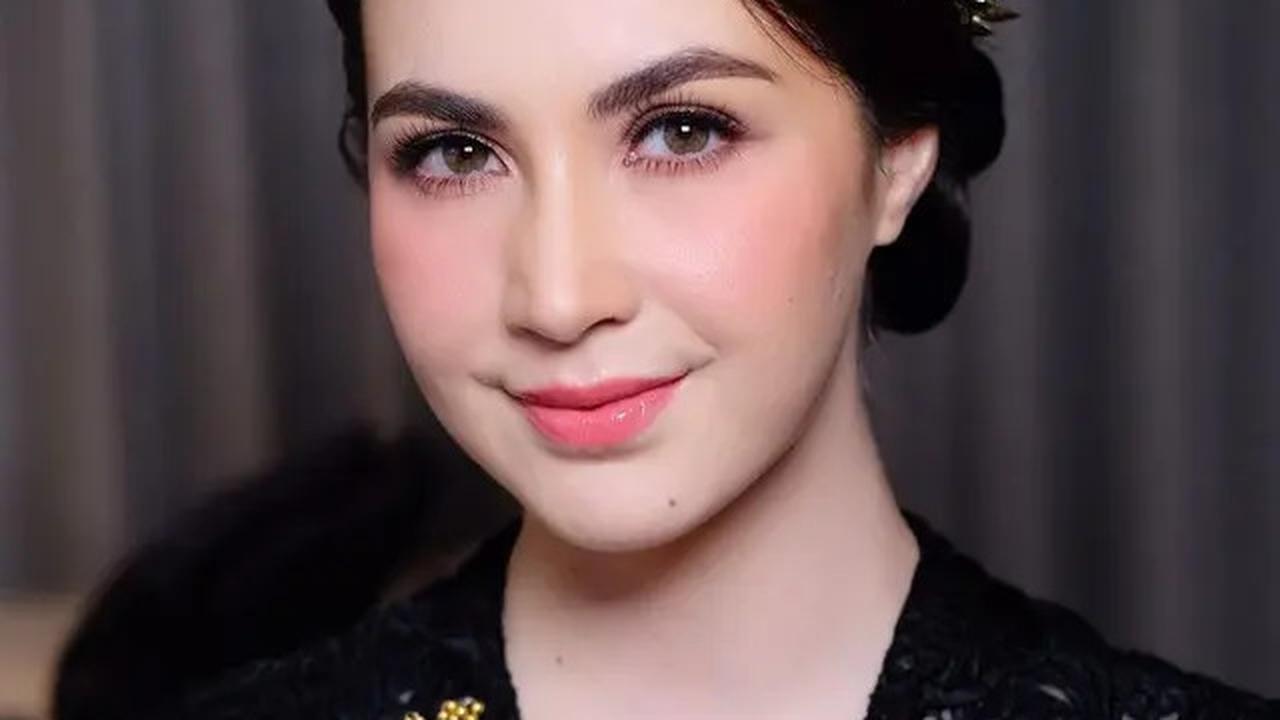 8 Artis Rayakan Hari Kartini 2025 dengan Kebaya, Dian Sastro hingga Dewi Perssik