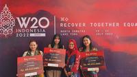 Presdir sekaligus CEO XL Axiata Dian Siswarini (ketiga kiri) bersama para pemenang Kelas Inkubasi Sispreneur di Pembukaan W20 Indonesia Summit di Hotel Niagara, Parapat, Simalungun, Sumatera Utara, Selasa (19/7/2022). (Liputan6.com/ Agustin Setyo Wardani).