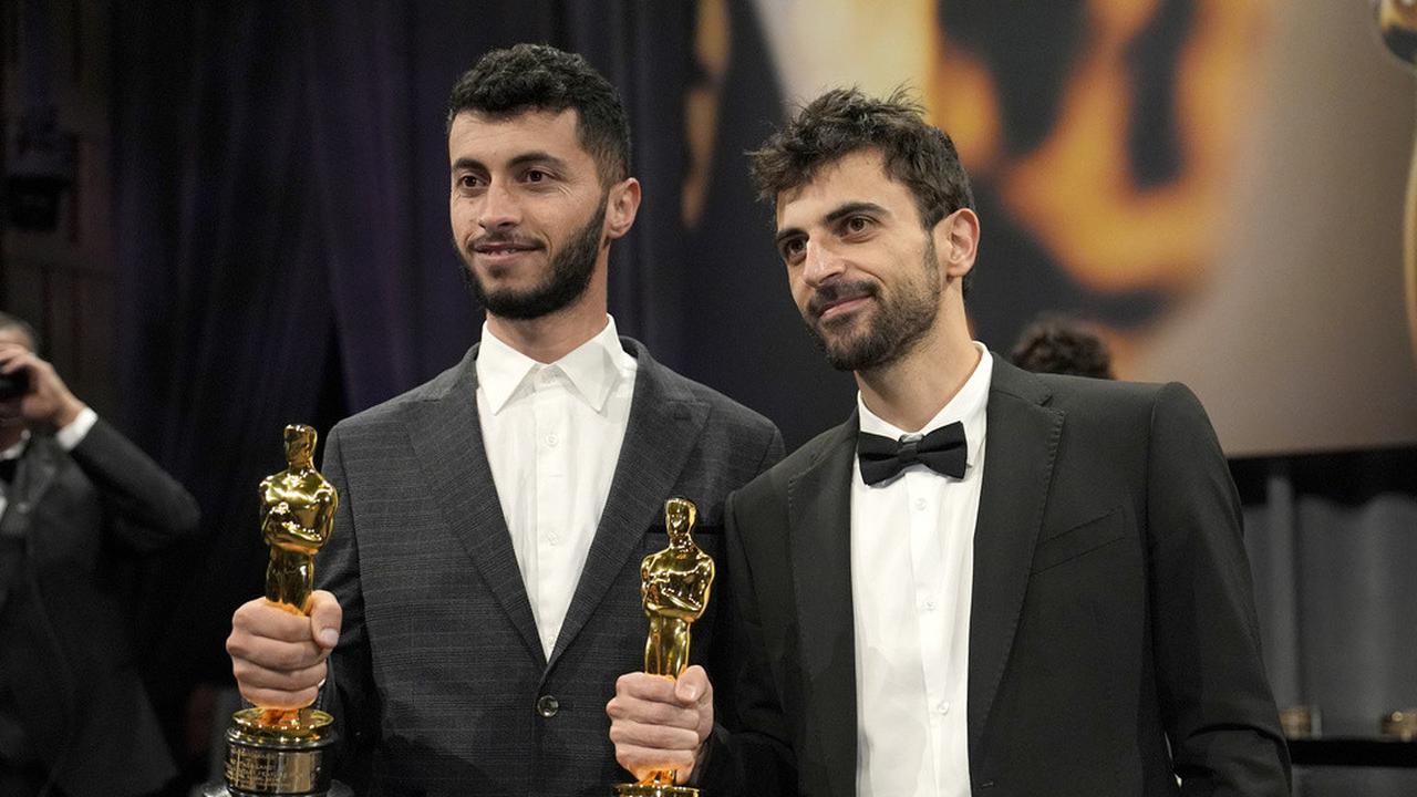 Basel Adra (Kiri) dan Yuval Abraham memenangkan Piala Oscar untuk film dokumenter No Other Land. (AP Photo/John Locher)