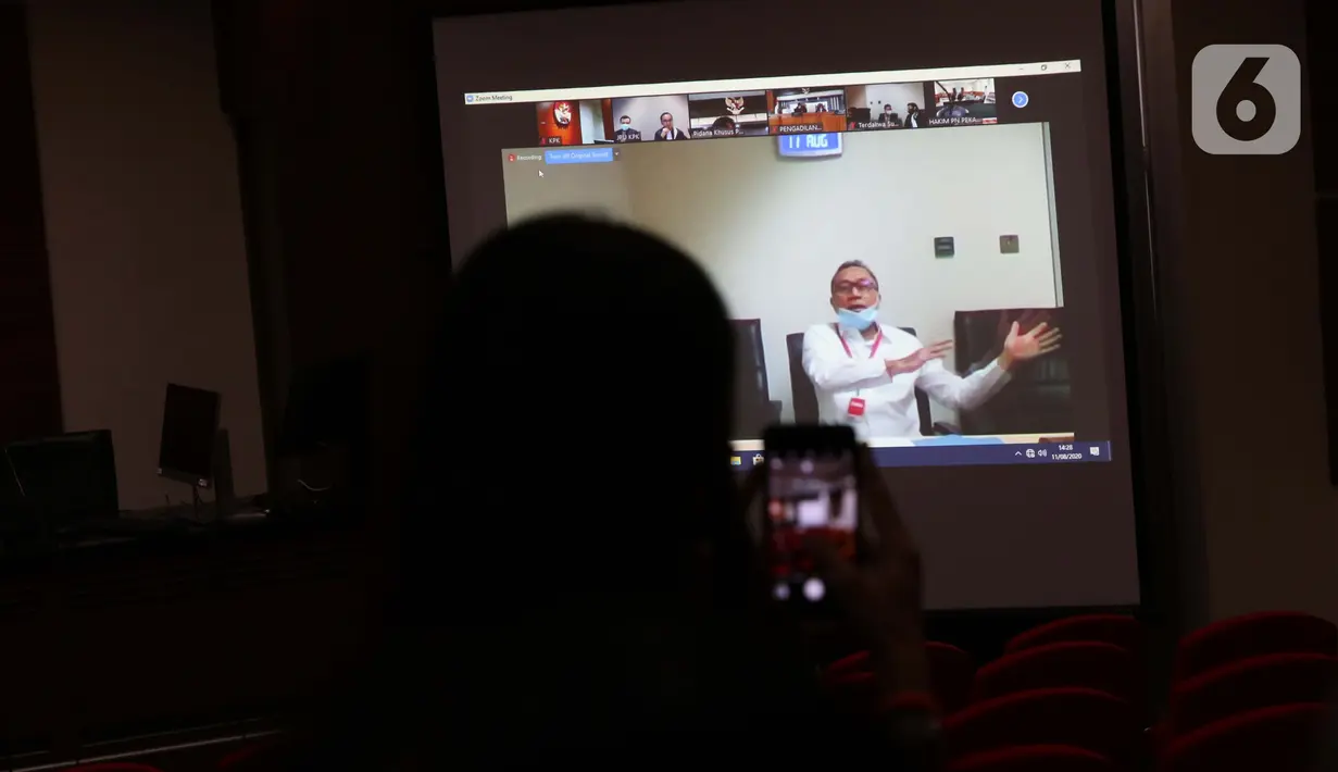 Layar monitor menampilkan Ketua Umum Partai Amanat Nasional (PAN), Zulkifli Hasan saat menjadi saksi secara daring pada sidang dugaan korupsi pengajuan revisi alih fungsi hutan menjadi lahan sawit di Provinsi Riau pada 2014, Gedung KPK Jakarta, Selasa (11/8/2020). (Liputan6.com/Helmi Fithriansyah)