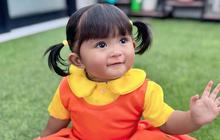 Super Cute! Potret Dek Cunda Anak Denny Caknan Cosplay Jadi Boneka Sqiud Game