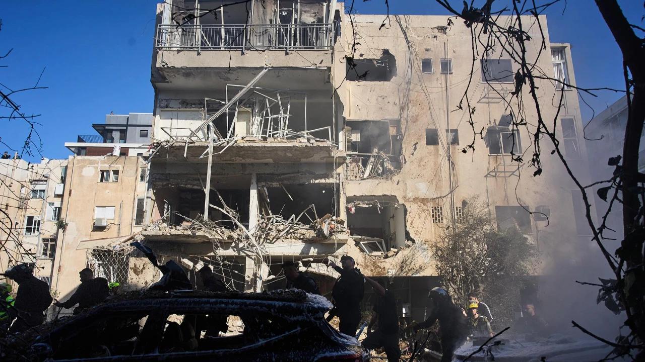 FOTO: Gelombang Serangan Rudal Iran Kembali Guncang Tel Aviv