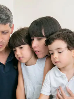 Mengatur jadwal dua anak sekaligus memang tidak selalu berjalan mulus. Akan ada momen ketika jadwal tidur bertabrakan atau salah satu anak harus menunggu. (foto/dok: freepik/pch.vector)