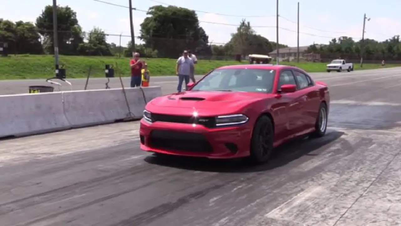 Aksi Wanita Paruh Baya Atasi Buasnya Dodge Charger SRT Hellcat