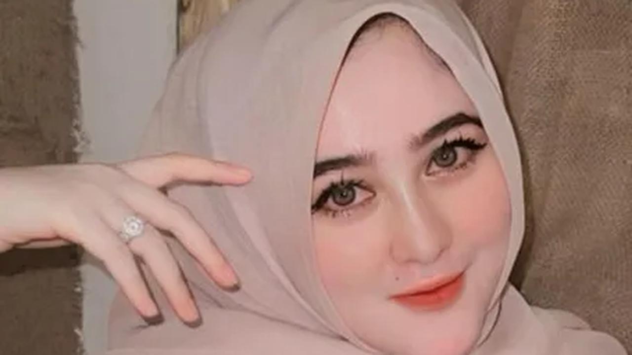 Cantiknya Bhayangkari Putri Assegaf Istri Briptu Mustakim dengan Busana Pink