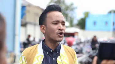 "Ya aku prihatin ngelihatnya, kemarin ini kan ada satu anak dia ngirim surat buat bapak Jokowi," kata Ruben Onsu di studio Trans TV, kawasan Mampang, Jakarta Selatan, Rabu (21/3/2018). (Nurwahyunan/Bintang.com)