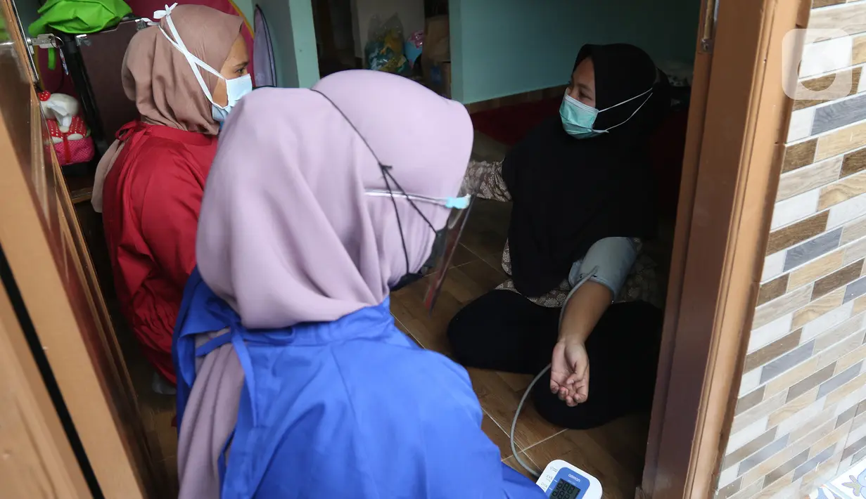 Sejumlah relawan Dompet Dhuafa mengecek kesehatan ibu menyusui penyintas COVID-19 di RW 07 Kelurahan Tengah, Kramat Jati, Jakarta, Kamis (5/8/2021). Kegiatan tersebut dalam rangka Pekan ASI Sedunia yang diperingati setiap tanggal 1 hingga 7 Agustus. (Liputan6.com/Herman Zakharia)