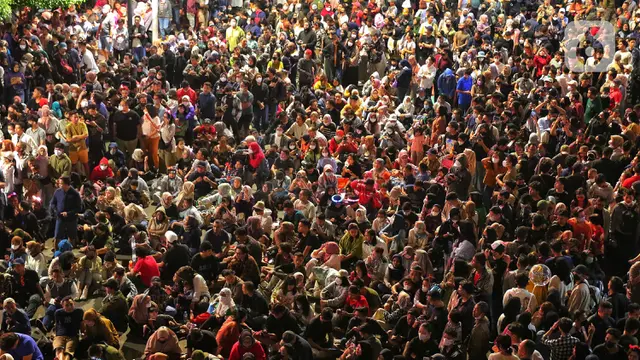 Rayakan Tahun Baru, Ribuan Warga Tumpah Ruah Padati Kawasan Bundaran HI