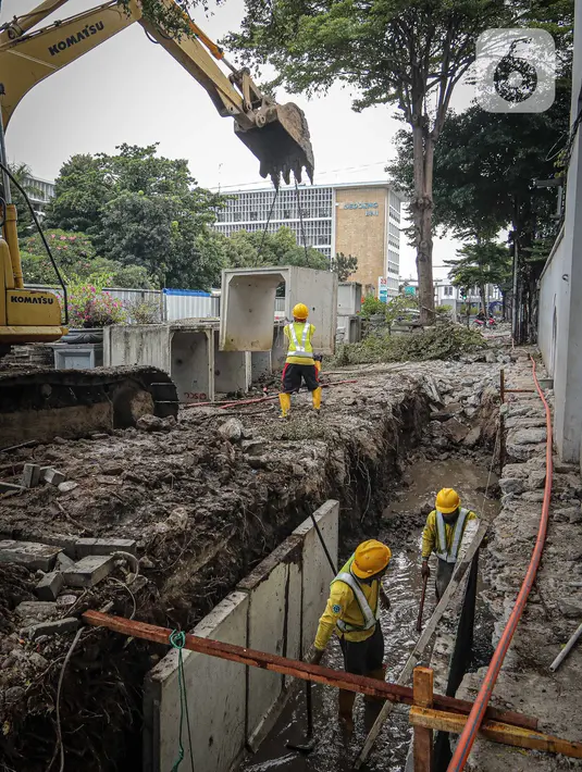 Aktivitas pembongkaran jalur pedestrian di kawasan Kota Tua, Jakarta, Rabu (23/3/2022). Pemprov DKI Jakarta merevitalisasi pedestrian Kota Tua menjadi plaza pedestrian untuk mendukung program zona rendah emisi di destinasi wisata sejarah tersebut. (Liputan6.com/Faizal Fanani)