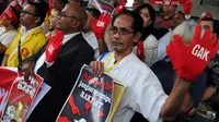 Massa GAK mengenakan sarung tangan merah saat berunjuk rasa di depan Gedung KPK, Jakarta, Kamis (11/2/2016). Massa menuntut DPR untuk menolak Revisi UU KPK karena dinilai hanya akan melemahkan kinerja KPK. (Liputan6.com/Helmi Afandi)