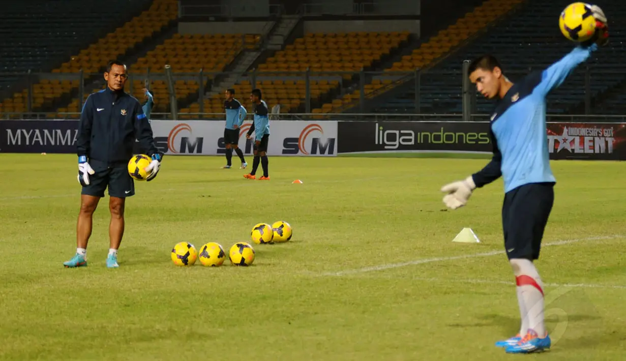 Pelatih kiper Timnas Indonesia U-19, Djarot (kiri) memperhatikan serius latihan yang dilakukan Moch Diky Indriyana di Stadion GBK Jakarta, (6/5/2014). (Liputan6.com/Helmi Fithriansyah)