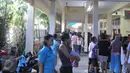 Rumah Hati Suci menggelar Pasar Murah dalam rangka berbagi di Bulan Ramadan, Jakarta, Minggu (21/6/2015). Warga terlihat  antusias membeli pakaian di pasar murah tersebut. (Liputan6.com/Herman Zakharia)