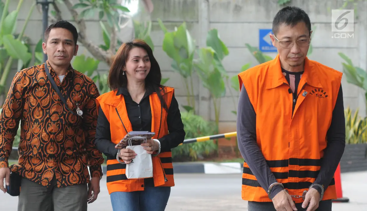 Bupati nonaktif Kepulauan Talaud Sri Wahyumi Maria Manalip (tengah) saat tiba di Gedung KPK, Jakarta, Jumat (5/7/2019). Sri Wahyumi diperiksa sebagai tersangka terkait dugaan suap pengadaan barang di Kabupaten Kepulauan Talaud Tahun Anggaran 2019. (merdeka.com/Dwi Narwoko)