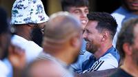 Pebasket LA Lakers LeBron James bercengkrama dengan Lionel Messi menjelang pertandingan Inter Miami vs Cruz Azul pada ajang League Cup atau Piala Liga di Stadion DRV PNK, Fort Lauderdale, Florida, Sabtu (22/7/2023). (Photo by Hector Vivas / GETTY IMAGES NORTH AMERICA / Getty Images via AFP)